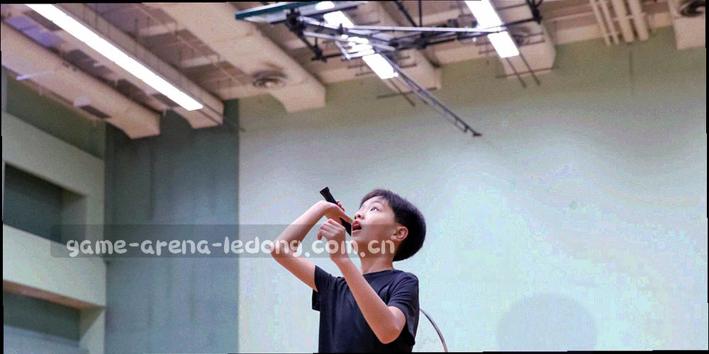 从 2022 年第一册赛季档案延伸至当前赛季的发光节点曲线，节点大小随归档内容规模变化